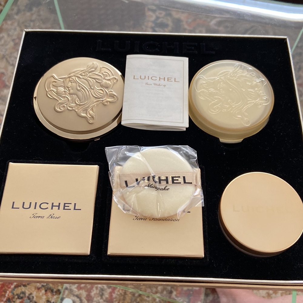 NIB Lucile powder compact